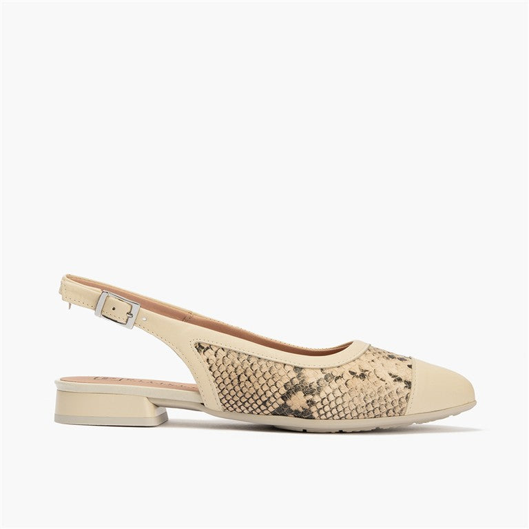 Bailarina destalonada con tacón bajo, punta fina y animal print Crema