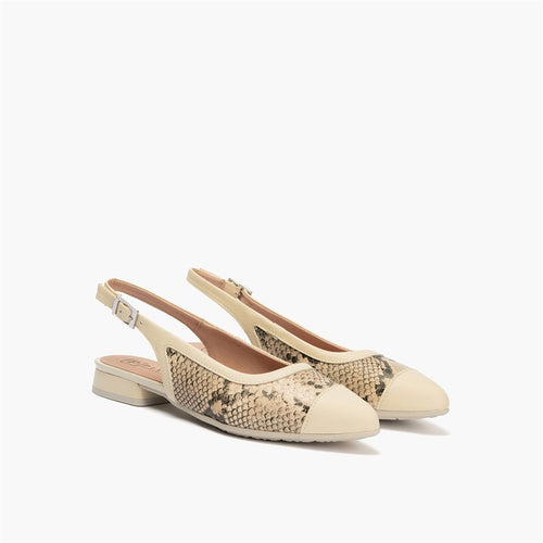 Bailarina destalonada con tacón bajo, punta fina y animal print Crema
