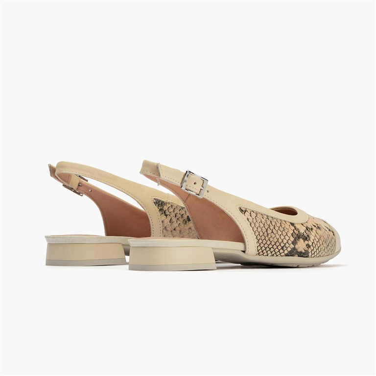 Bailarina destalonada con tacón bajo, punta fina y animal print Crema