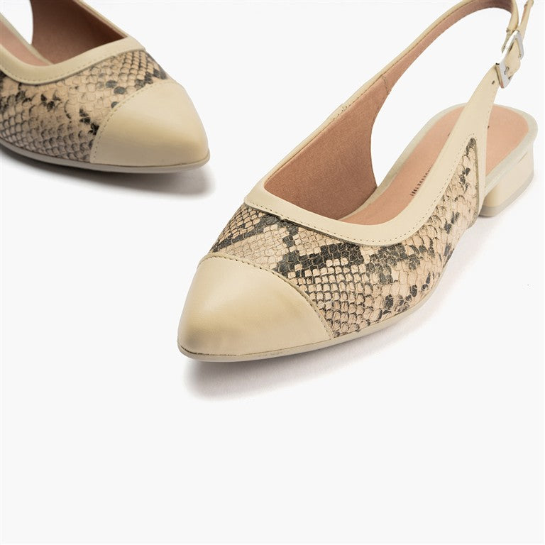 Bailarina destalonada con tacón bajo, punta fina y animal print Crema