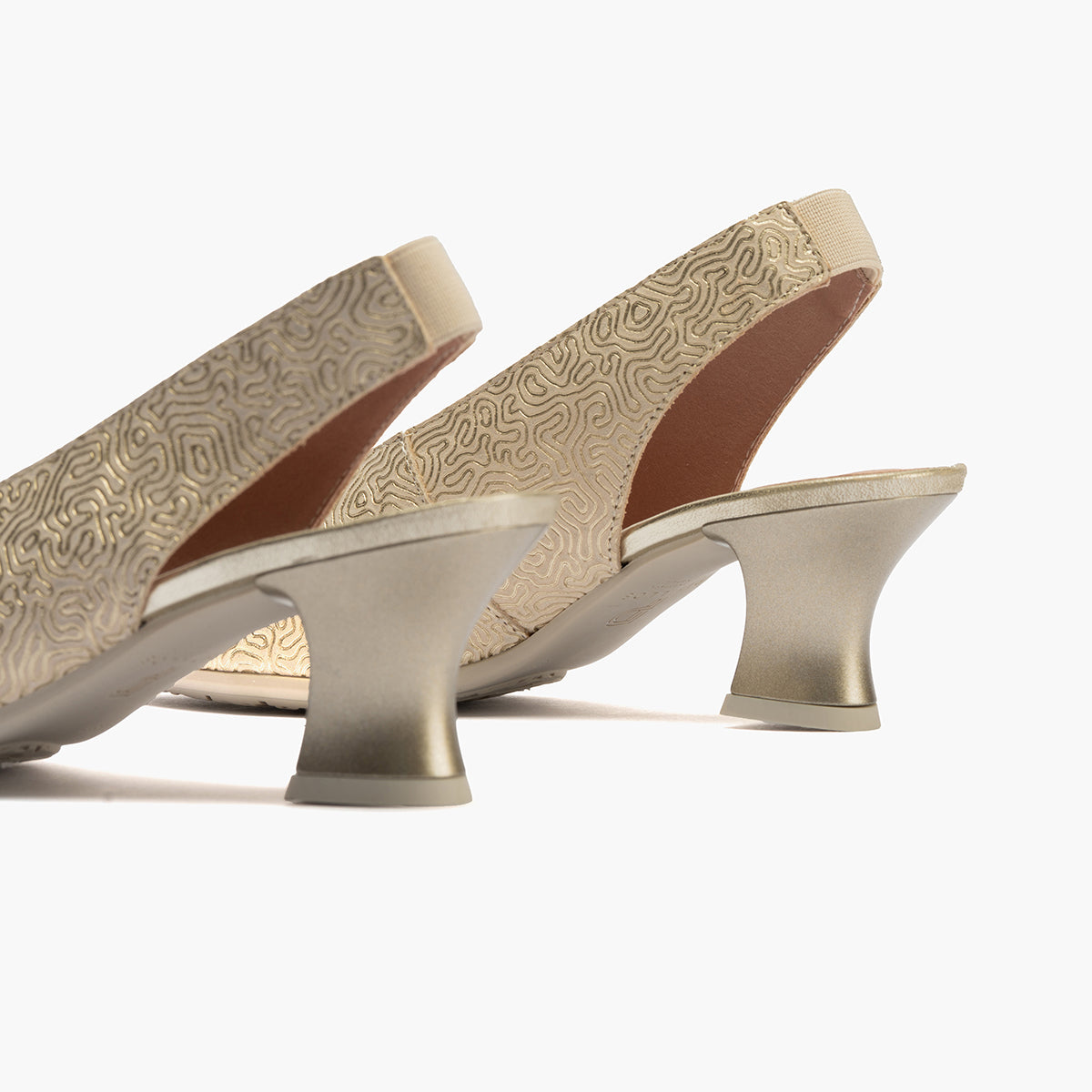 Zapato salón destalonado con tacón medio, en piel fantasía Oro