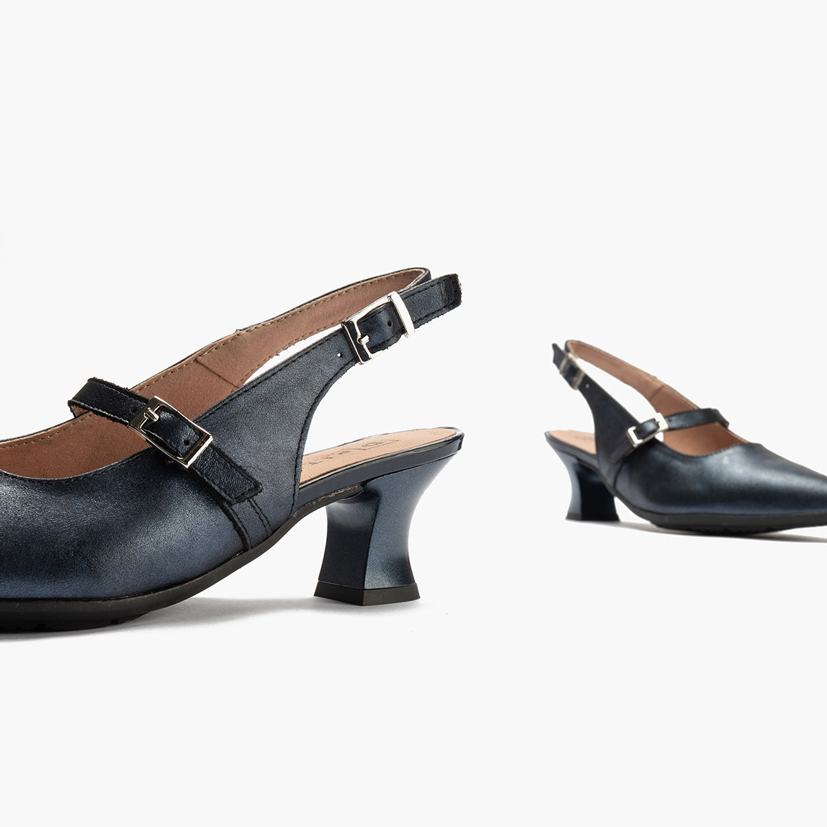 Zapato salón destalonado con tacón medio, en piel laminada y pulsera Marino