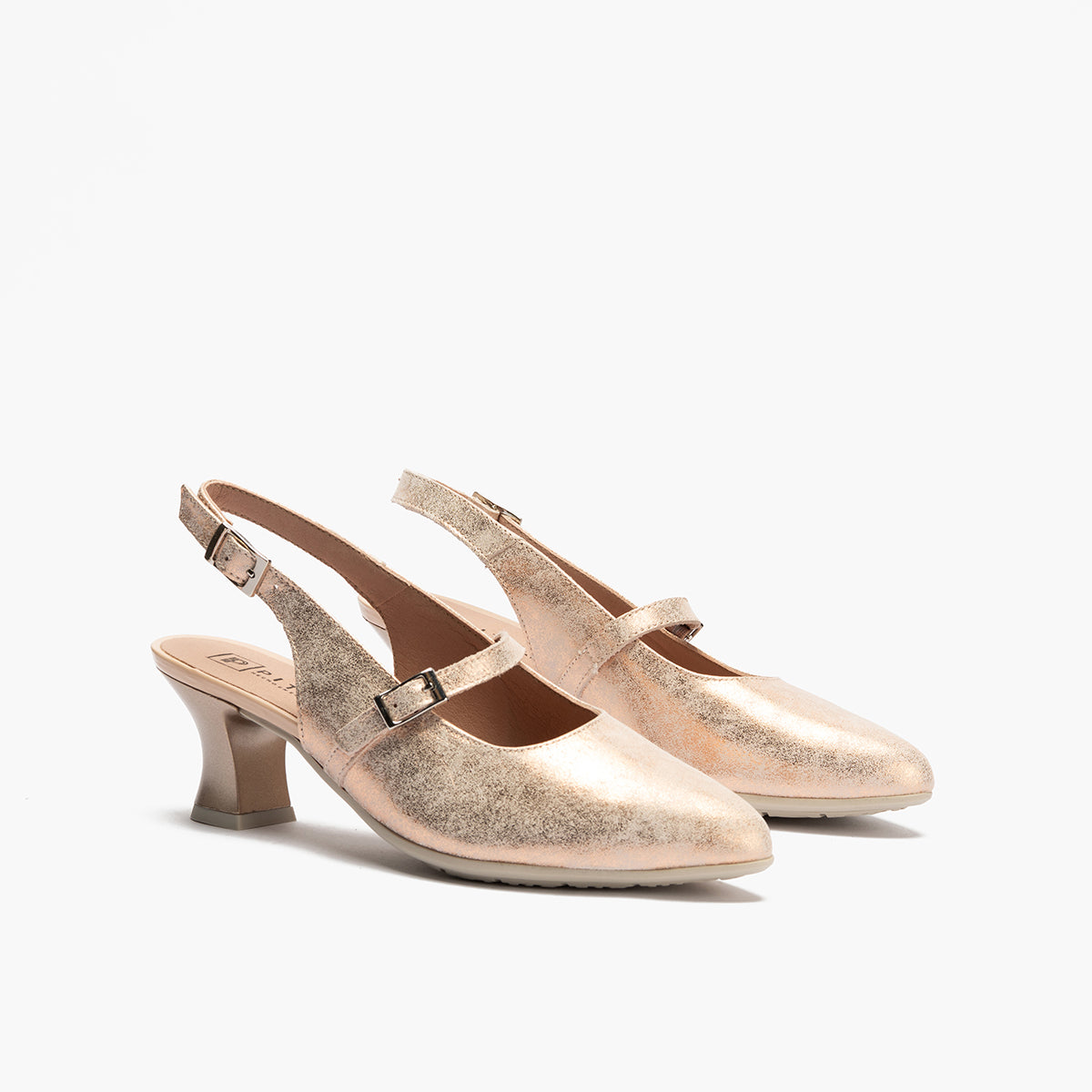 Zapato salón destalonado con tacón medio, en piel laminada y pulsera Nude