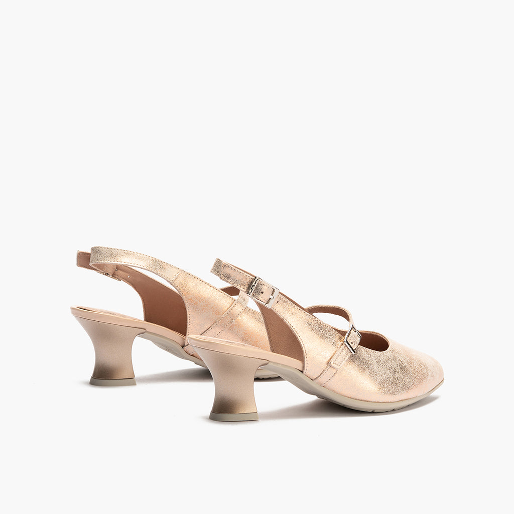 Zapato salón destalonado con tacón medio, en piel laminada y pulsera Nude