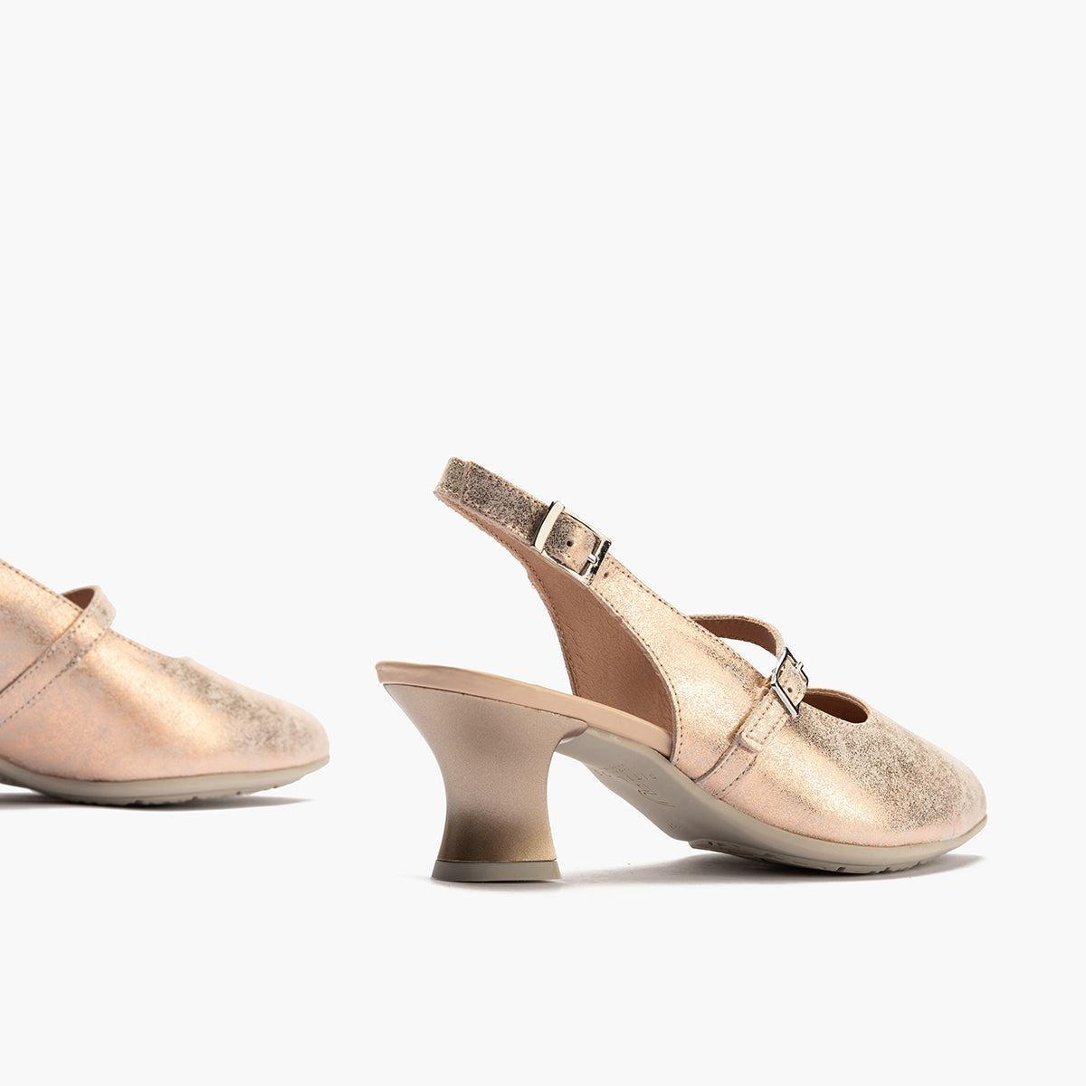 Zapato salón destalonado con tacón medio, en piel laminada y pulsera Nude