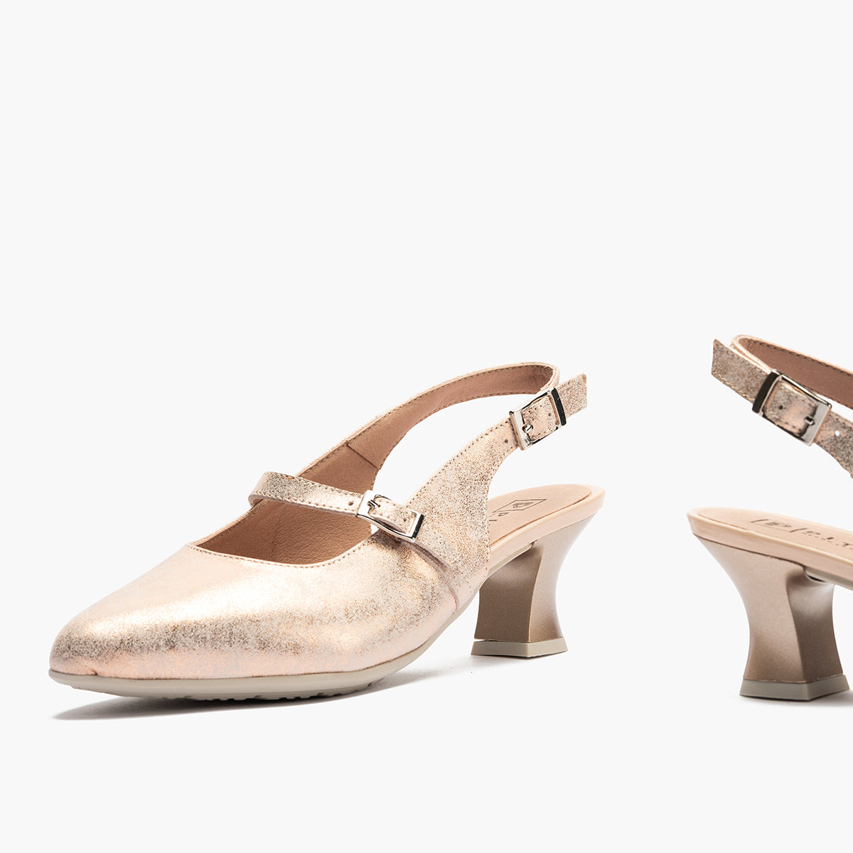 Zapato salón destalonado con tacón medio, en piel laminada y pulsera Nude