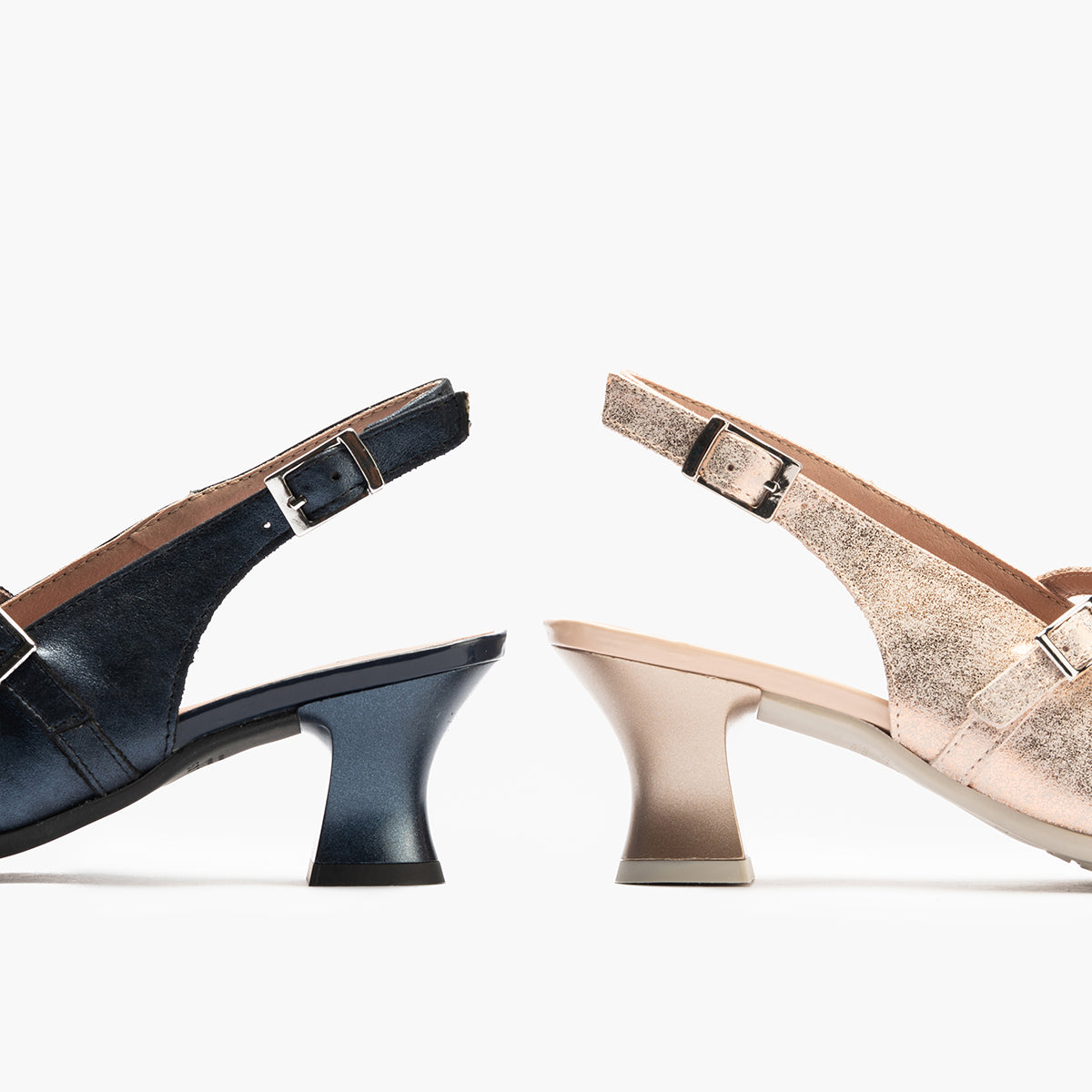 Zapato salón destalonado con tacón medio, en piel laminada y pulsera Nude