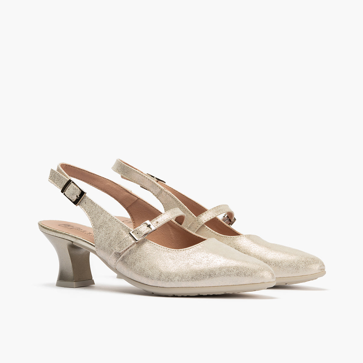 Zapato salón destalonado con tacón medio, en piel laminada y pulsera Oro