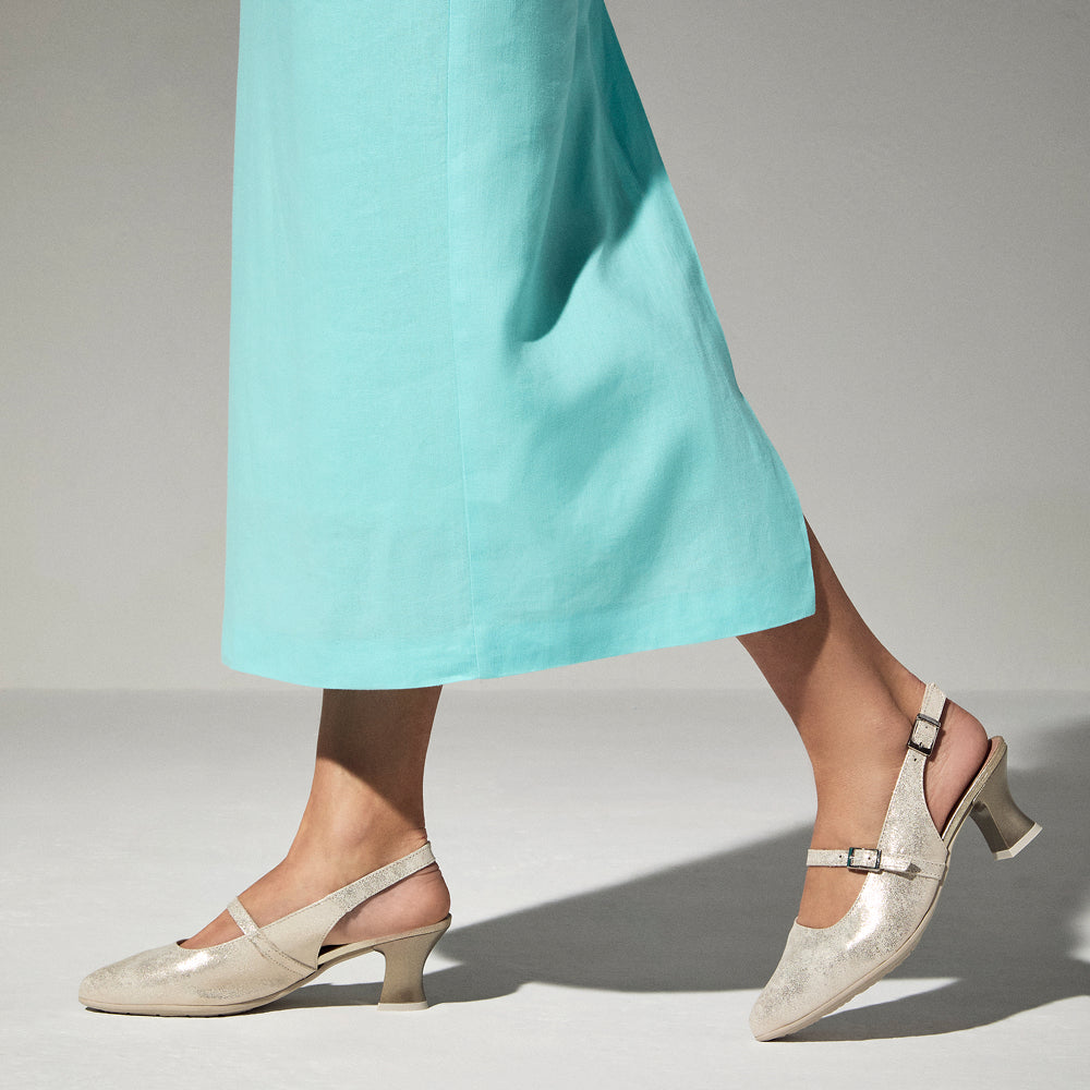 Zapato salón destalonado con tacón medio, en piel laminada y pulsera Oro
