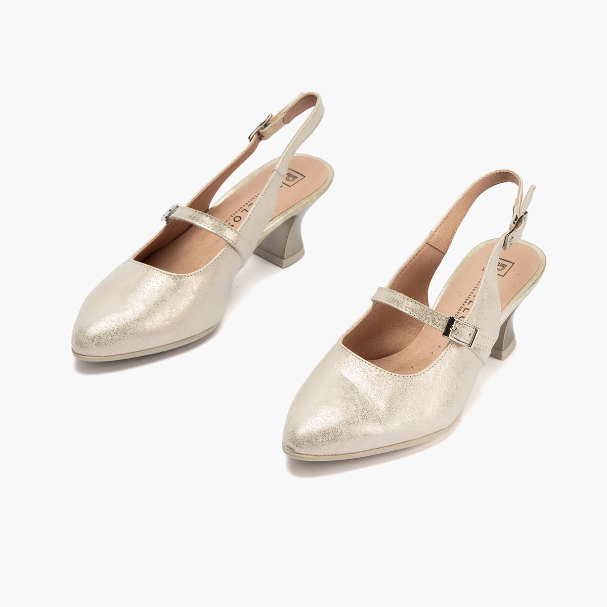 Zapato salón destalonado con tacón medio, en piel laminada y pulsera Oro