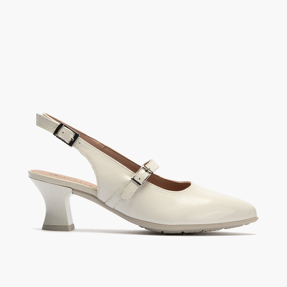 Zapato salón destalonado con tacón medio, en piel charol y pulsera Glacial