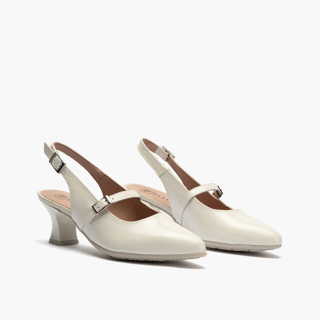 Zapato salón destalonado con tacón medio, en piel charol y pulsera Glacial