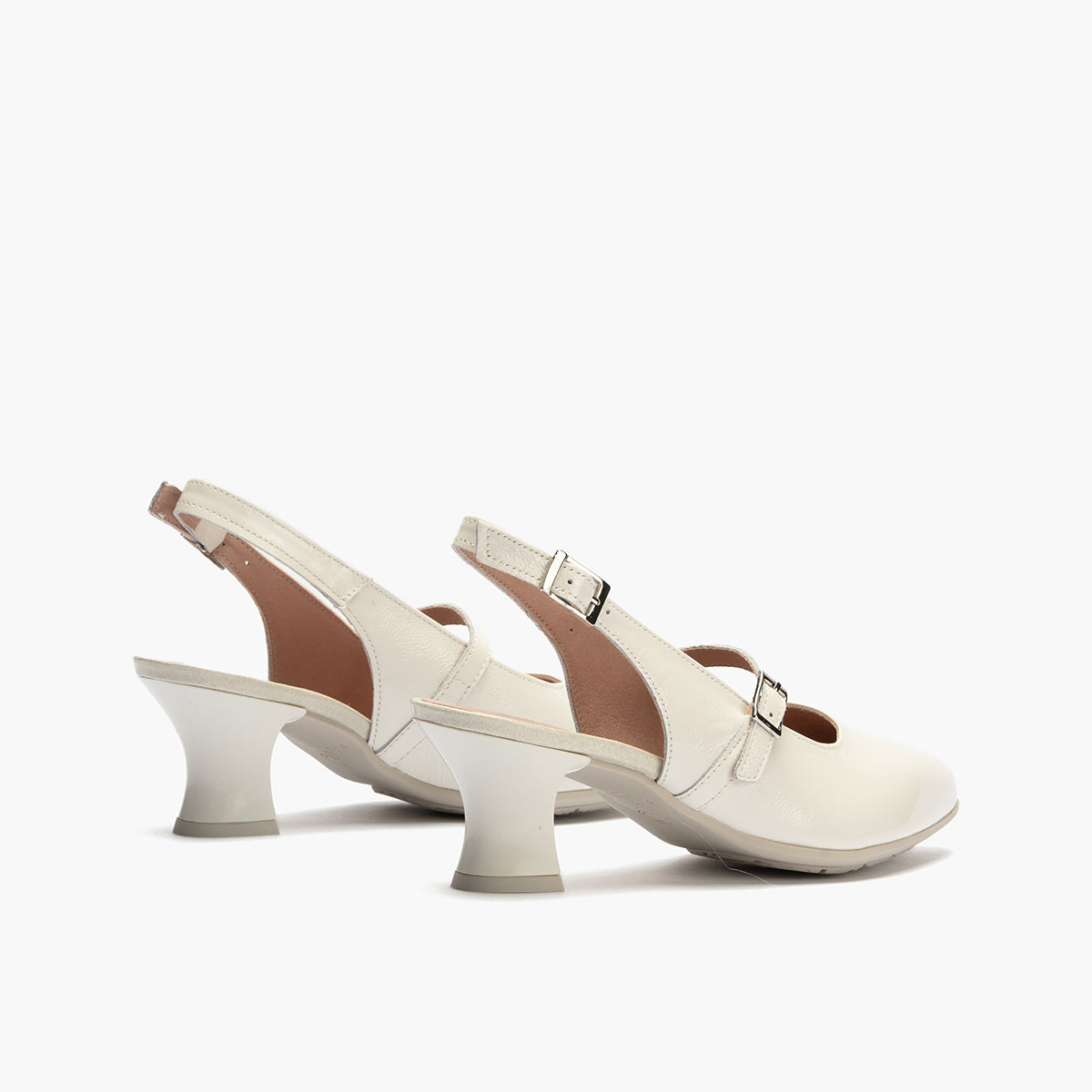 Zapato salón destalonado con tacón medio, en piel charol y pulsera Glacial