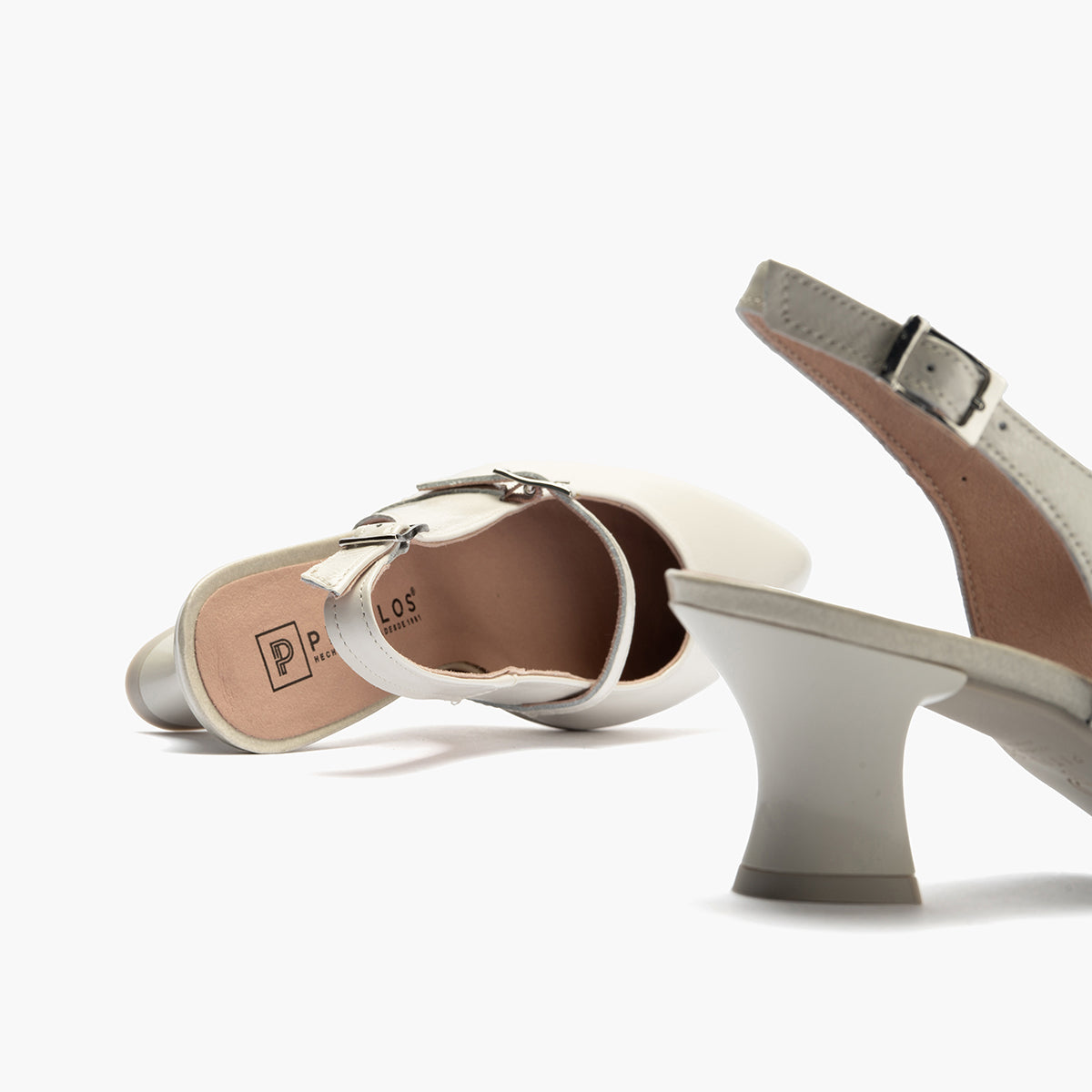 Zapato salón destalonado con tacón medio, en piel charol y pulsera Glacial
