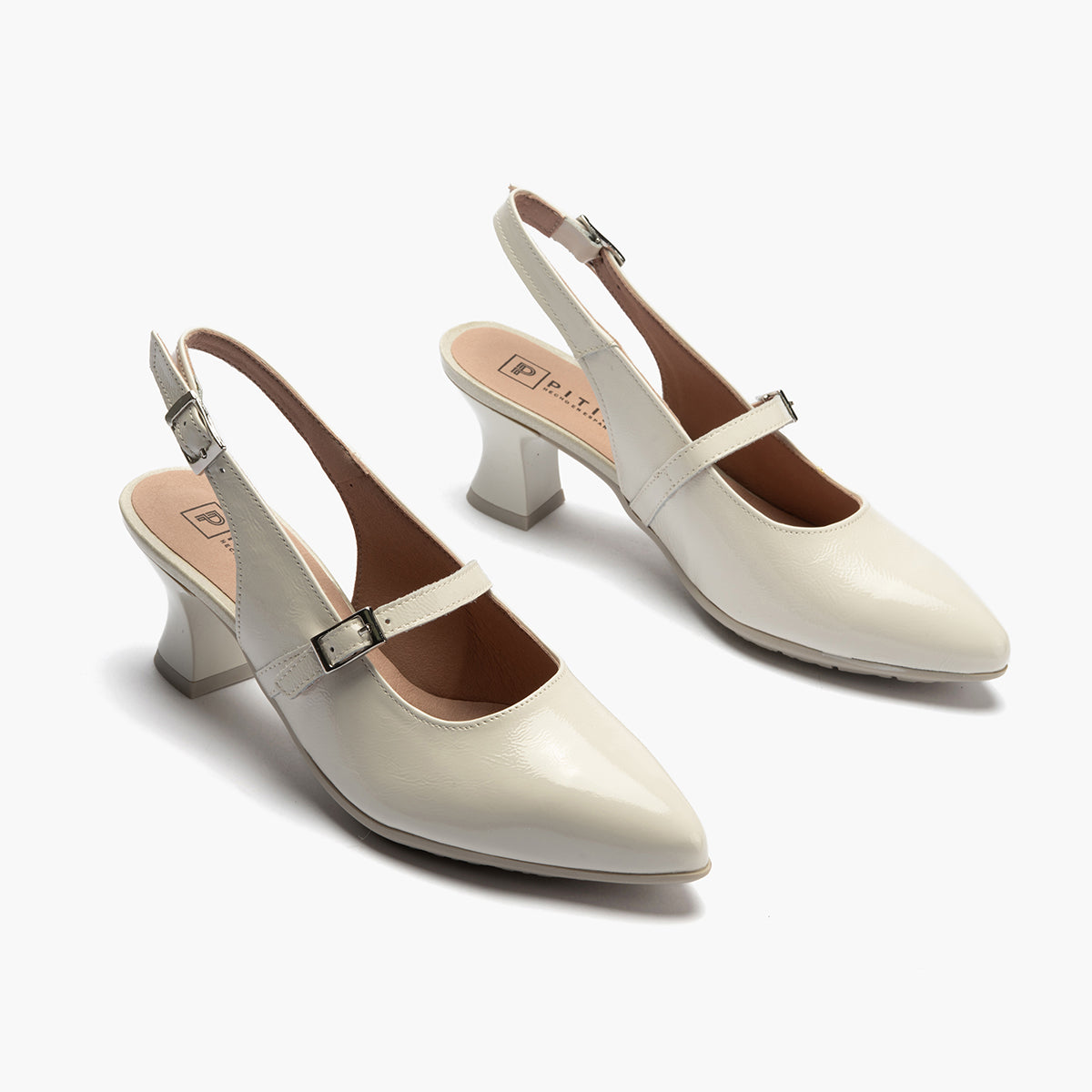 Zapato salón destalonado con tacón medio, en piel charol y pulsera Glacial