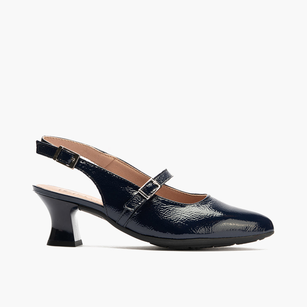 Zapato salón destalonado con tacón medio, en piel charol y pulsera Marino