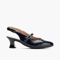Zapato salón destalonado con tacón medio, en piel charol y pulsera Marino