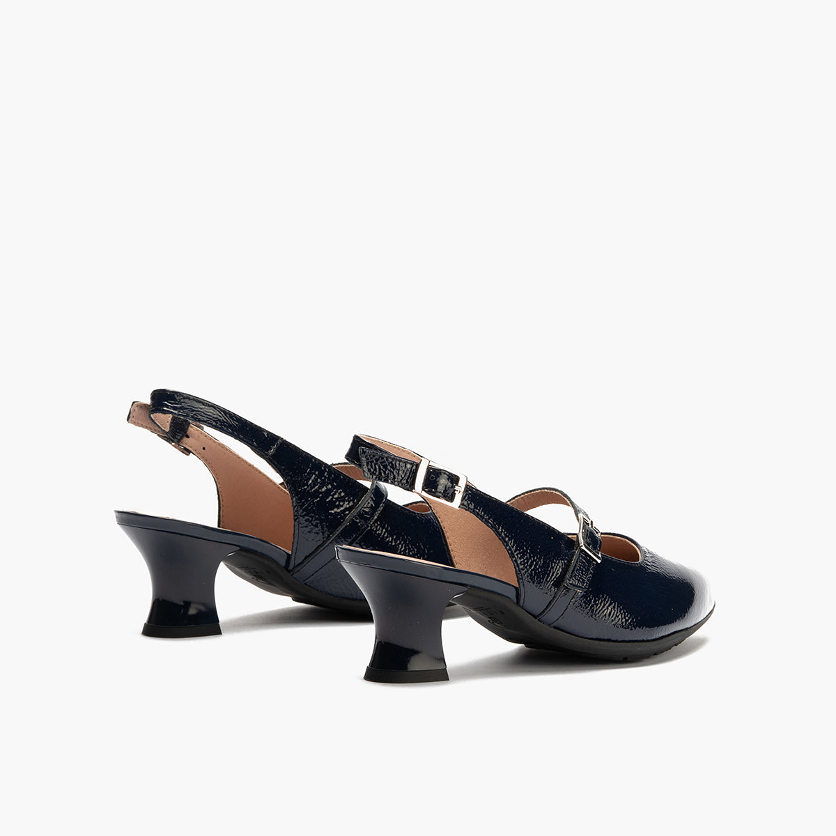 Zapato salón destalonado con tacón medio, en piel charol y pulsera Marino