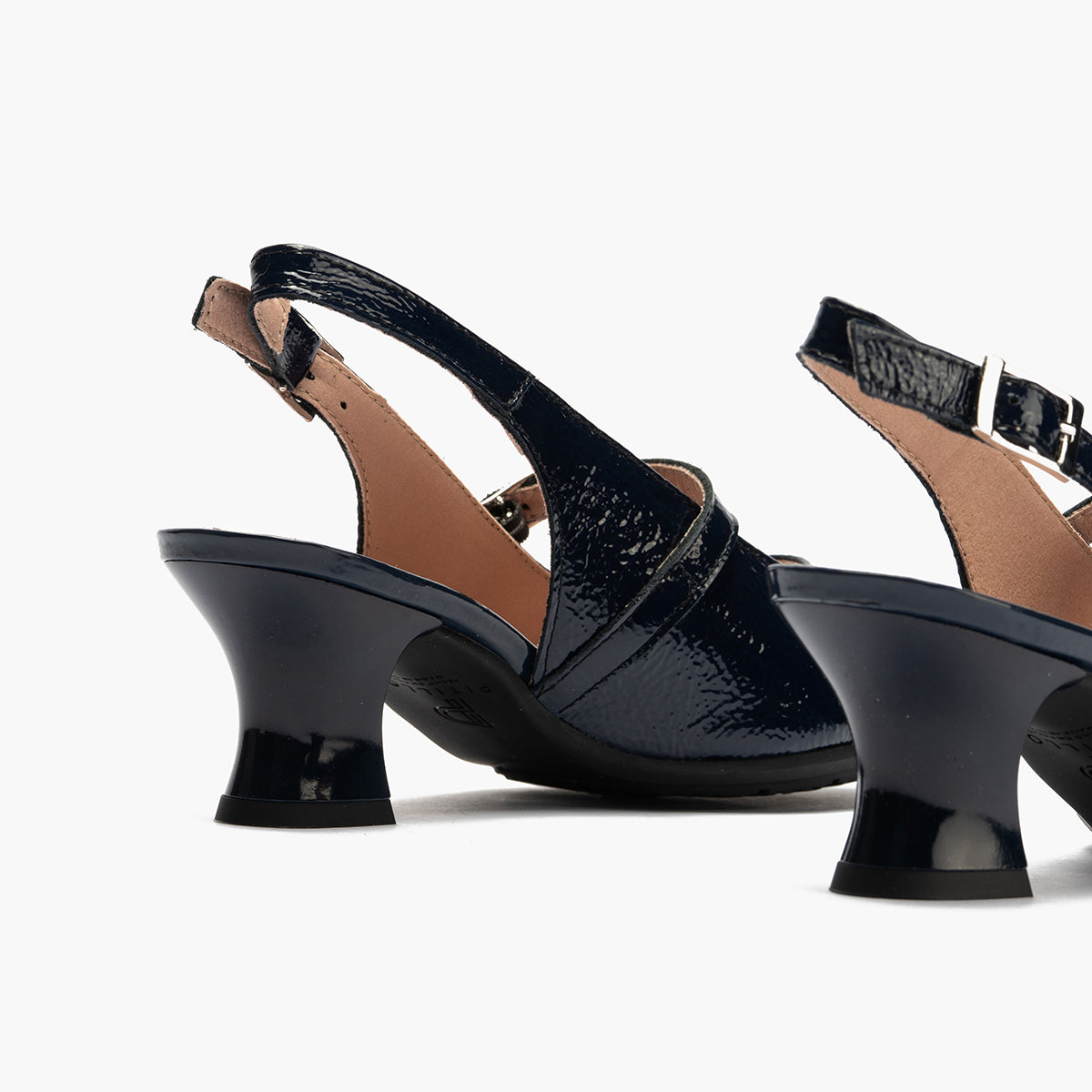 Zapato salón destalonado con tacón medio, en piel charol y pulsera Marino
