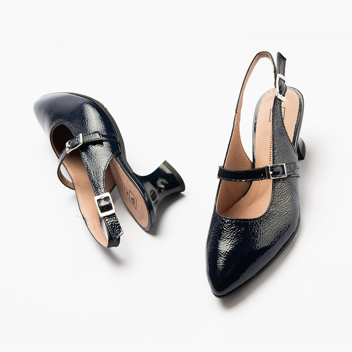 Zapato salón destalonado con tacón medio, en piel charol y pulsera Marino
