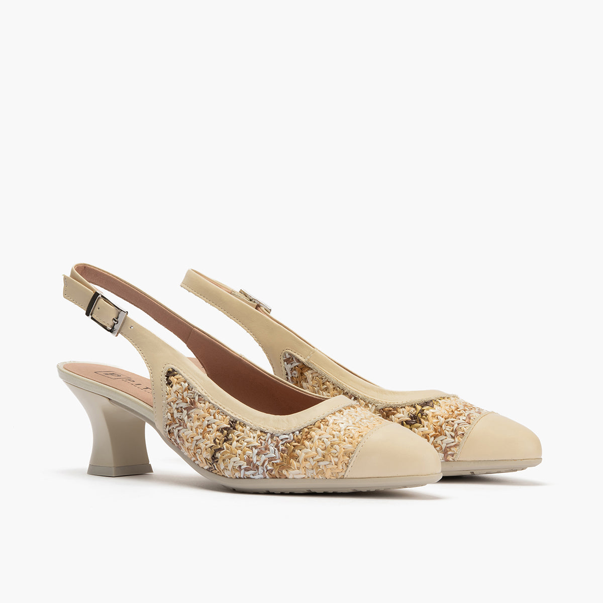 Zapato salón destalonado con tacón medio, en piel napa y rafia Crema