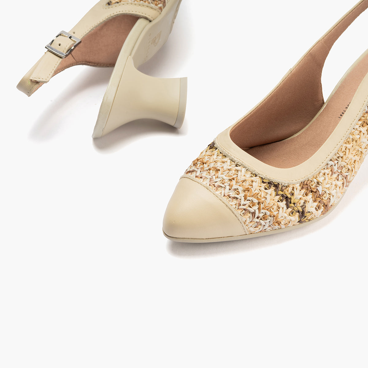 Zapato salón destalonado con tacón medio, en piel napa y rafia Crema