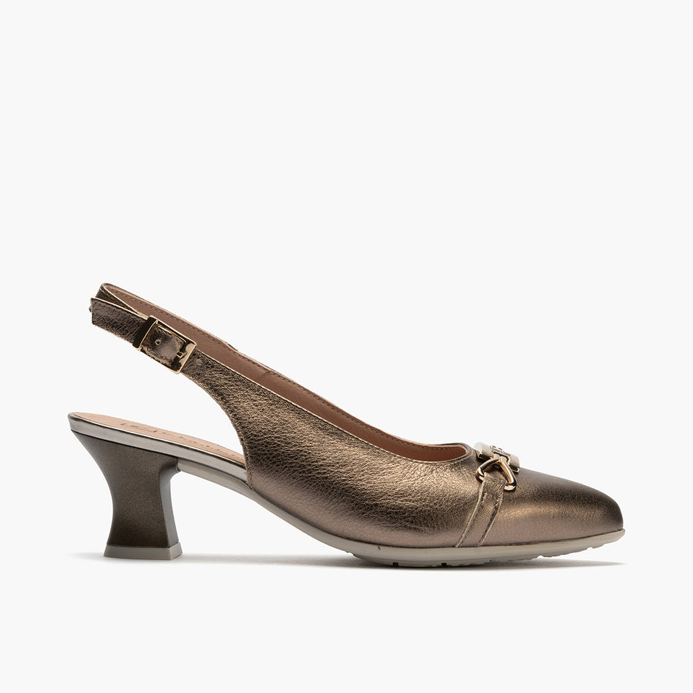 Zapato salón destalonado con tacón medio, con adorno y piel laminada Bronce