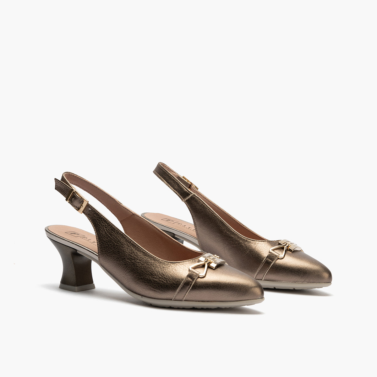 Zapato salón destalonado con tacón medio, con adorno y piel laminada Bronce