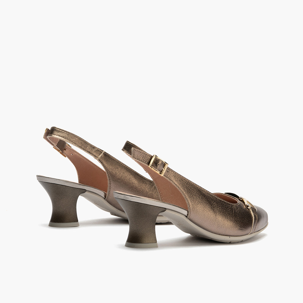 Zapato salón destalonado con tacón medio, con adorno y piel laminada Bronce