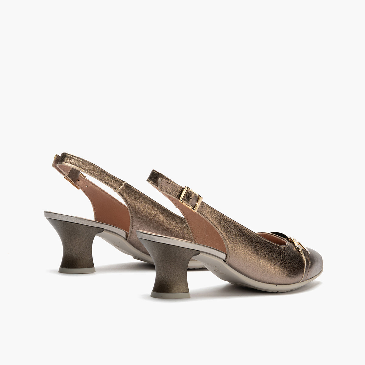 Zapato salón destalonado con tacón medio, con adorno y piel laminada Bronce