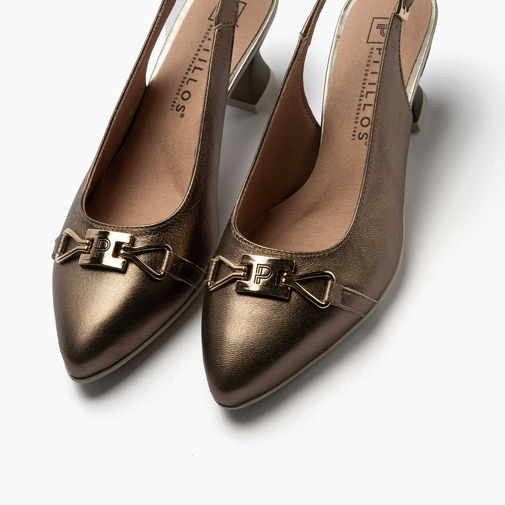 Zapato salón destalonado con tacón medio, con adorno y piel laminada Bronce