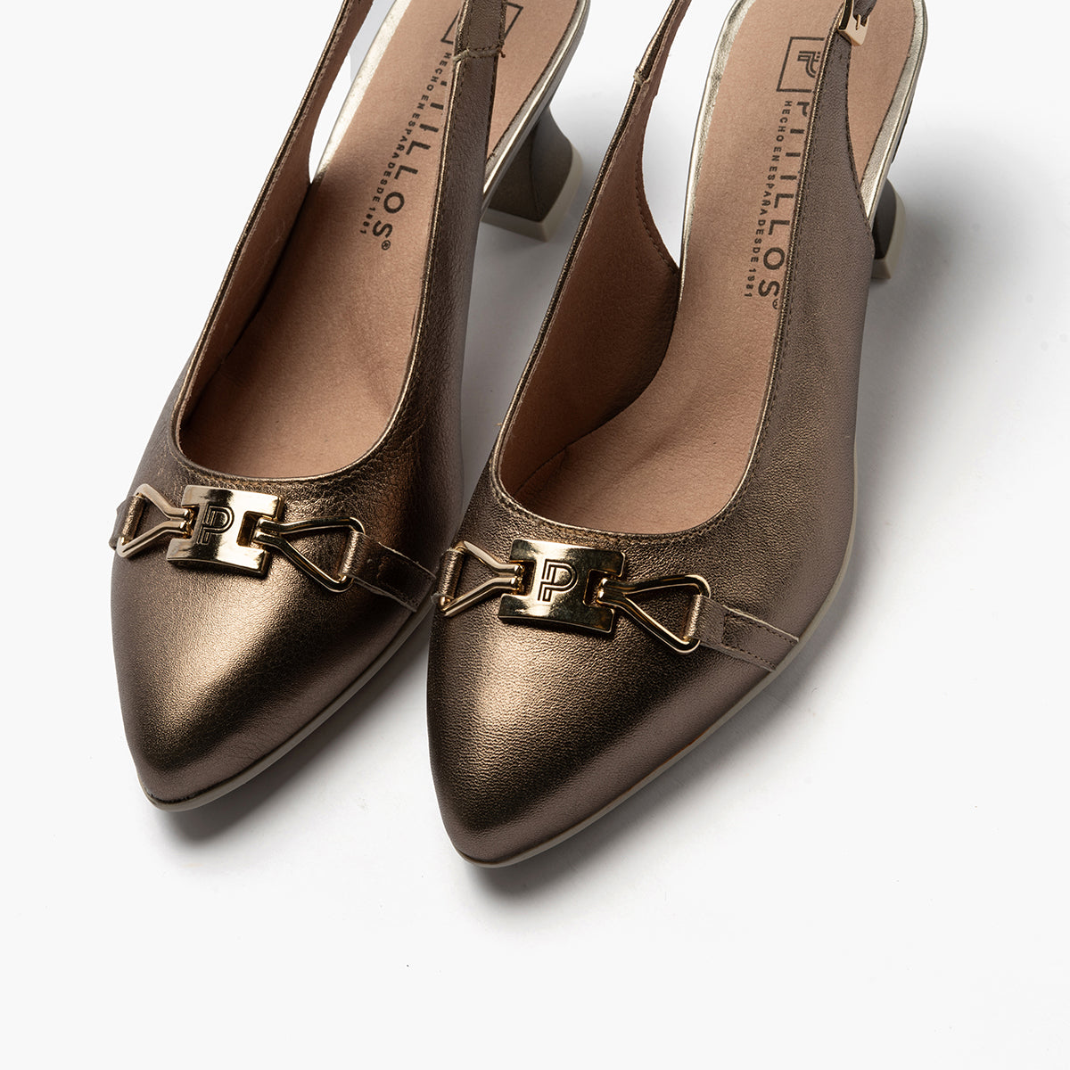 Zapato salón destalonado con tacón medio, con adorno y piel laminada Bronce