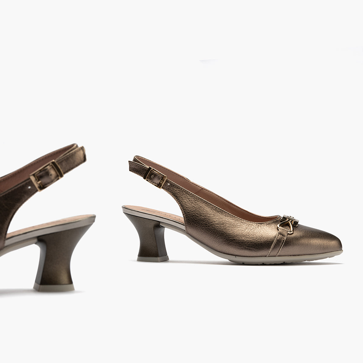 Zapato salón destalonado con tacón medio, con adorno y piel laminada Bronce