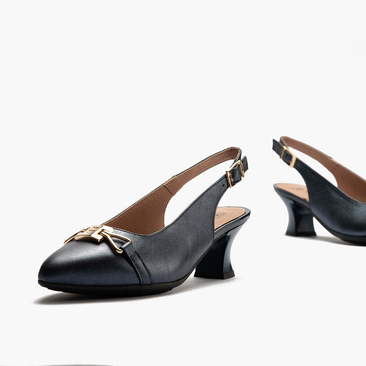 Zapato salón destalonado con tacón medio, con adorno y piel laminada Marino