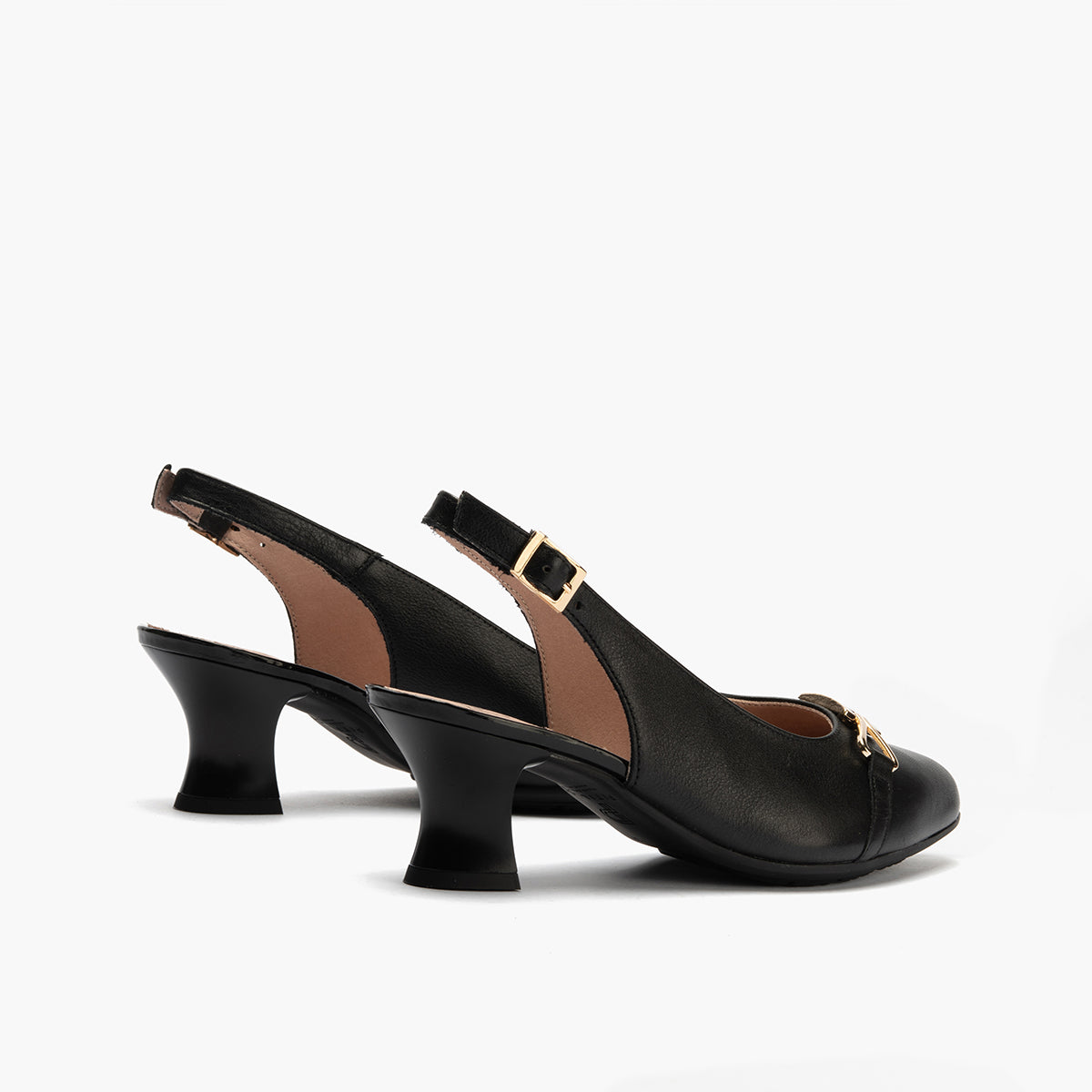 Zapato salón destalonado con tacón medio, con adorno y piel laminada Negro