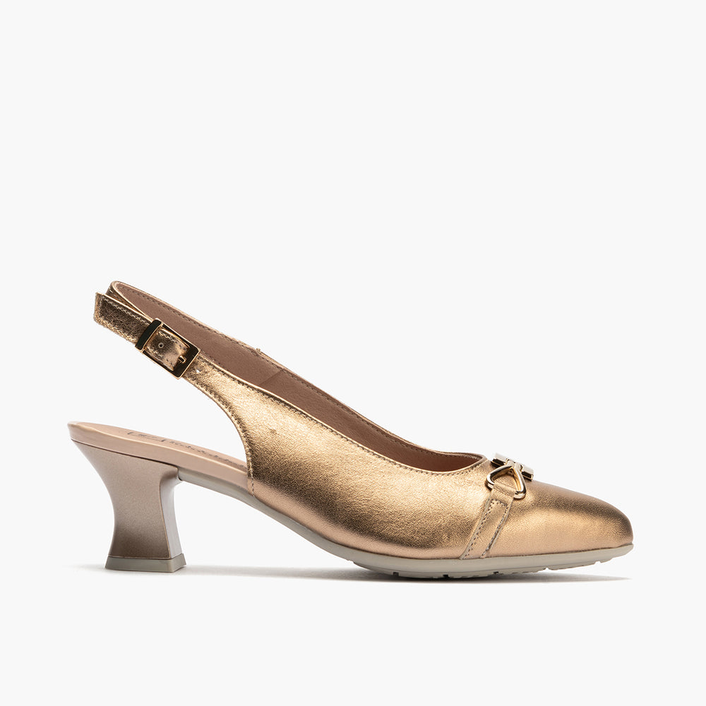 Zapato salón destalonado con tacón medio, con adorno y piel laminada Nude