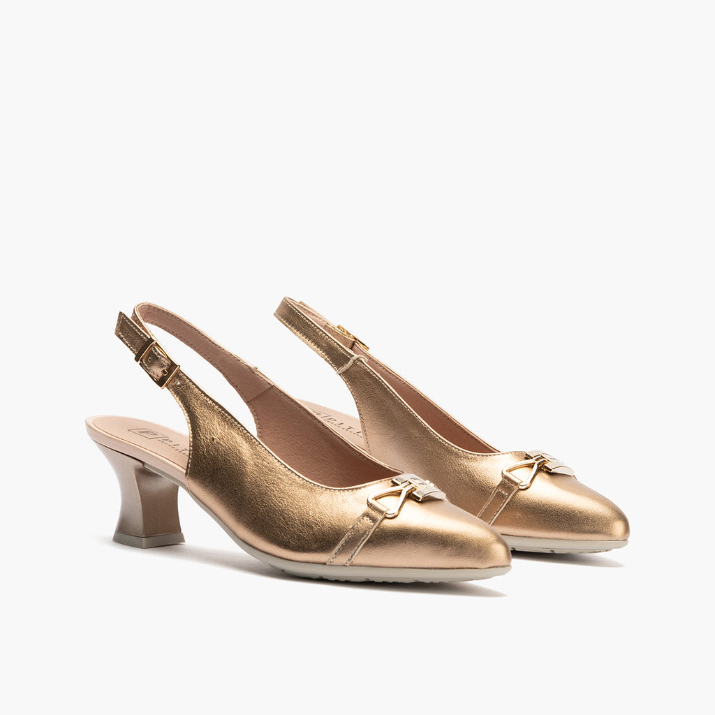 Zapato salón destalonado con tacón medio, con adorno y piel laminada Nude