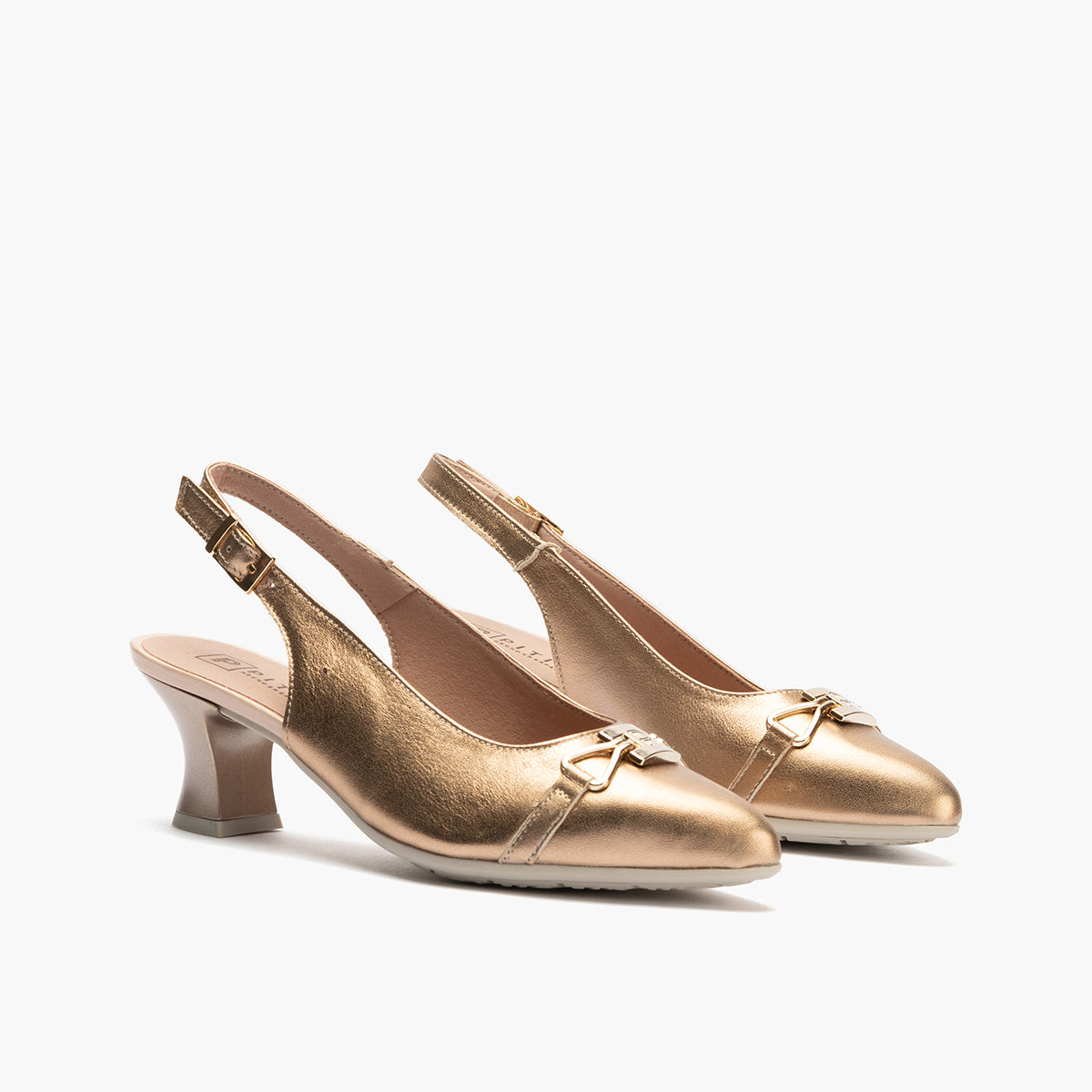 Zapato salón destalonado con tacón medio, con adorno y piel laminada Nude