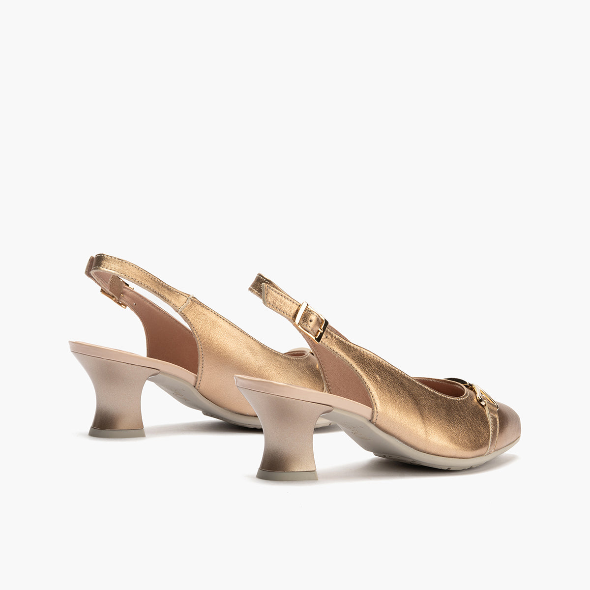 Zapato salón destalonado con tacón medio, con adorno y piel laminada Nude