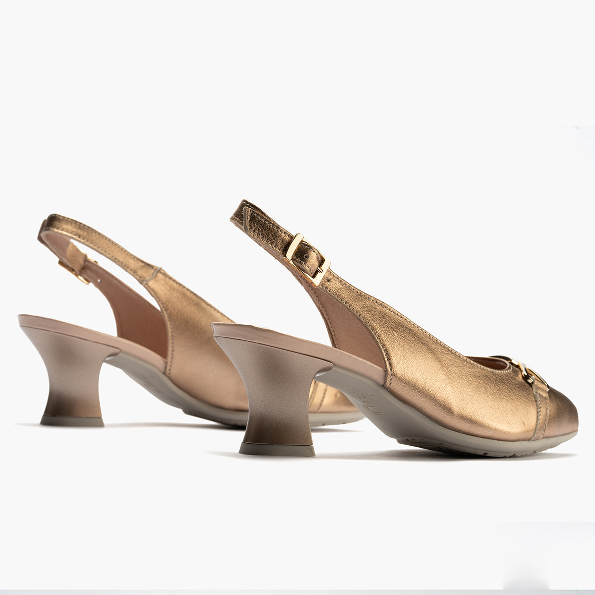 Zapato salón destalonado con tacón medio, con adorno y piel laminada Nude