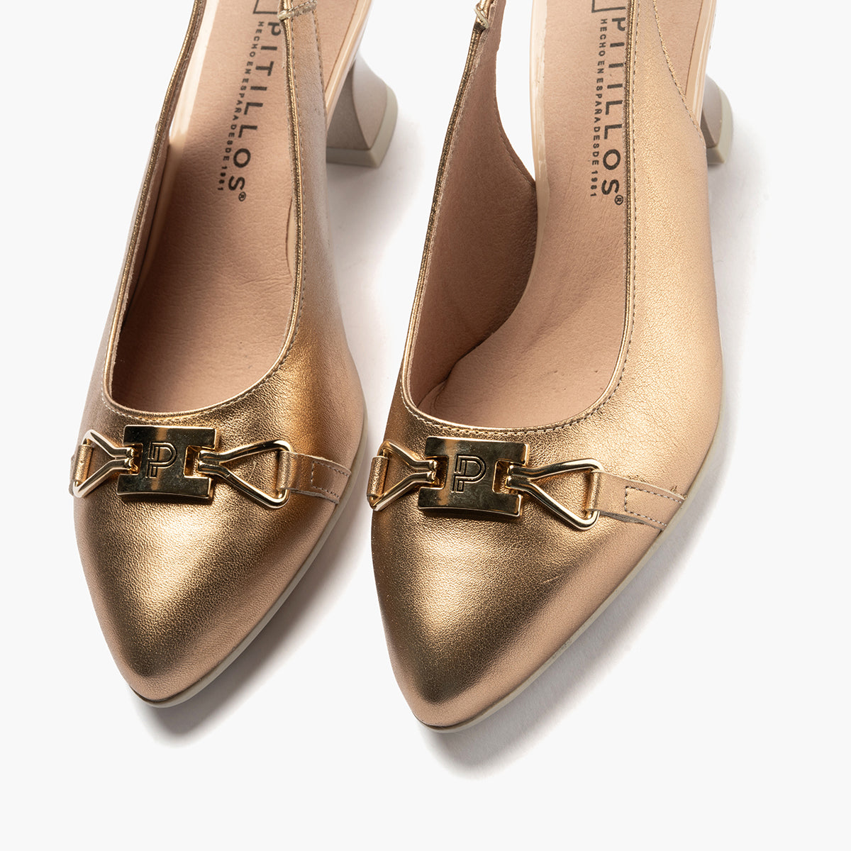 Zapato salón destalonado con tacón medio, con adorno y piel laminada Nude