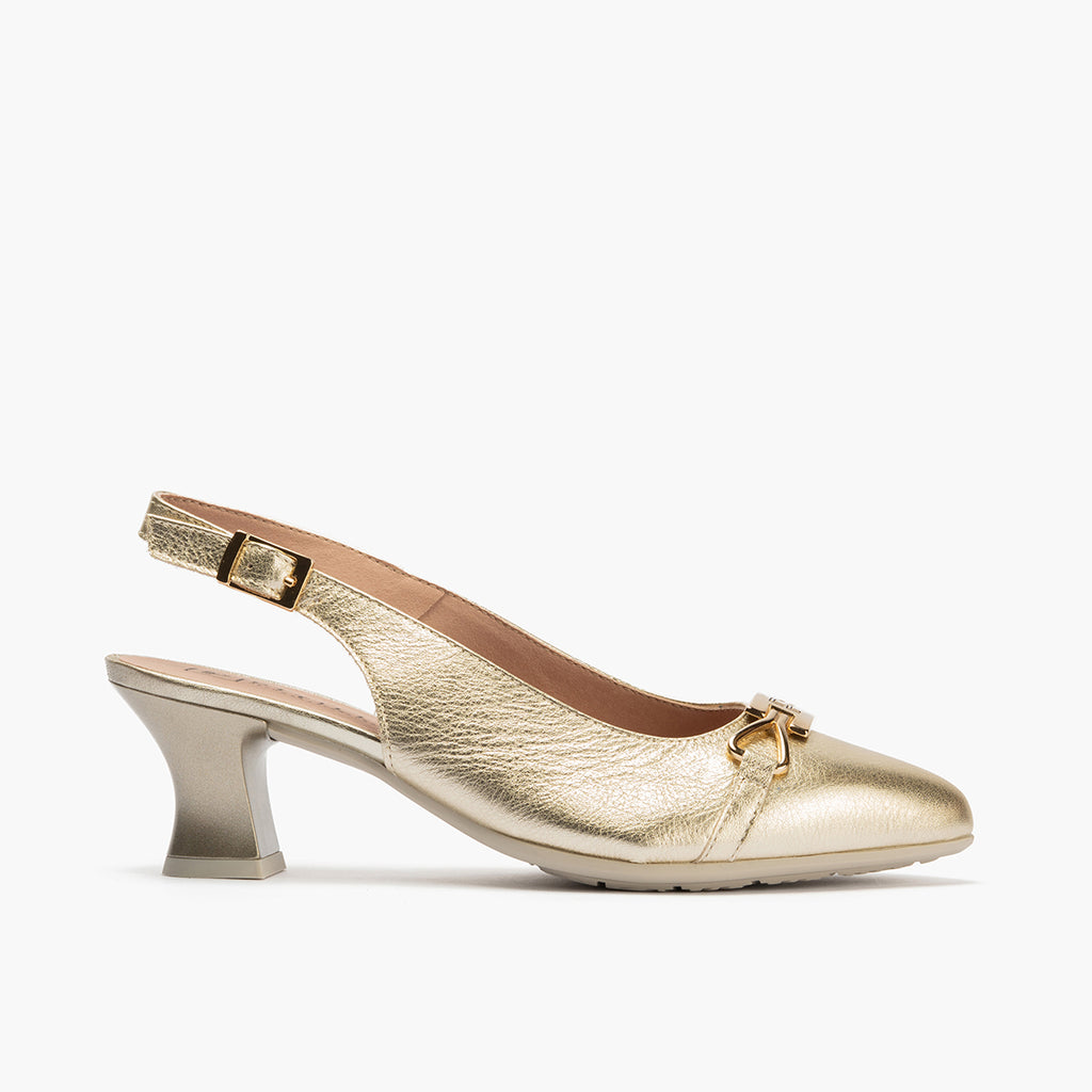 Zapato salón destalonado con tacón medio, con adorno y piel laminada Oro
