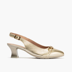 Zapato salón destalonado con tacón medio, con adorno y piel laminada Oro