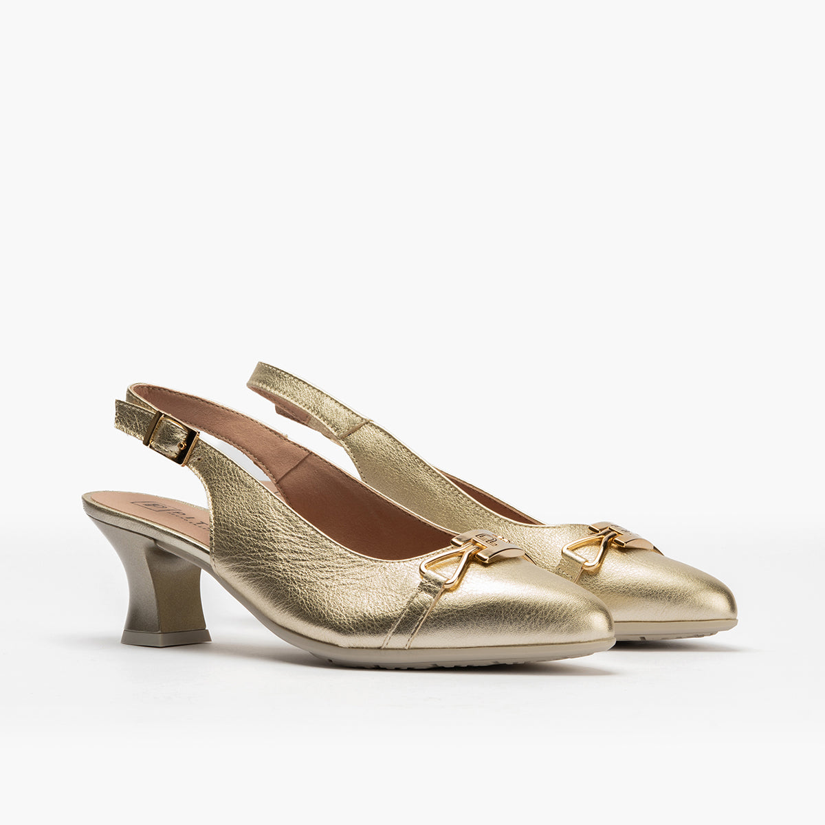 Zapato salón destalonado con tacón medio, con adorno y piel laminada Oro