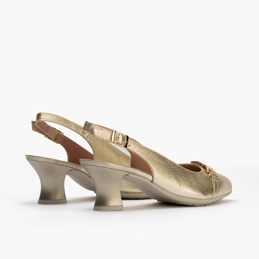 Zapato salón destalonado con tacón medio, con adorno y piel laminada Oro