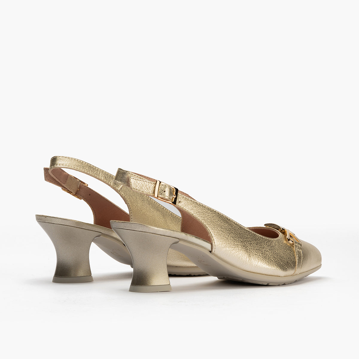 Zapato salón destalonado con tacón medio, con adorno y piel laminada Oro
