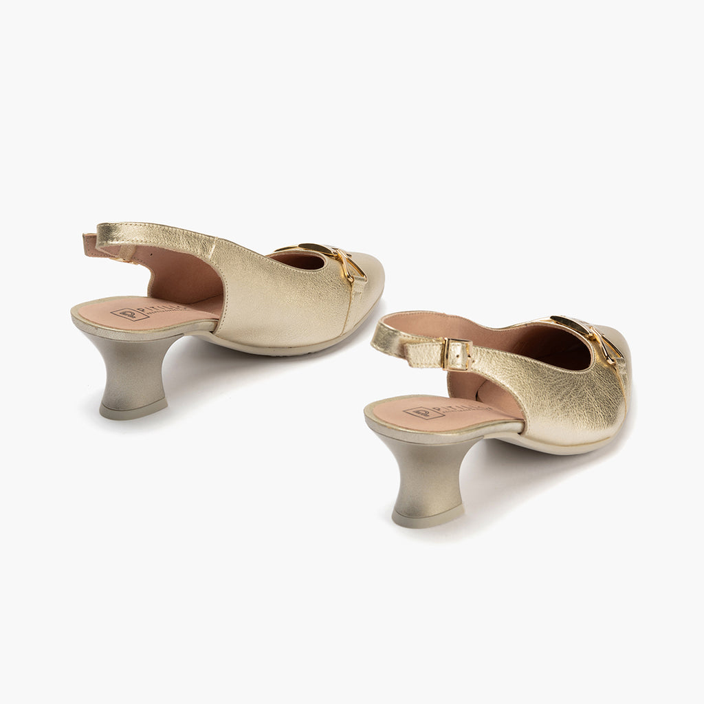 Zapato salón destalonado con tacón medio, con adorno y piel laminada Oro