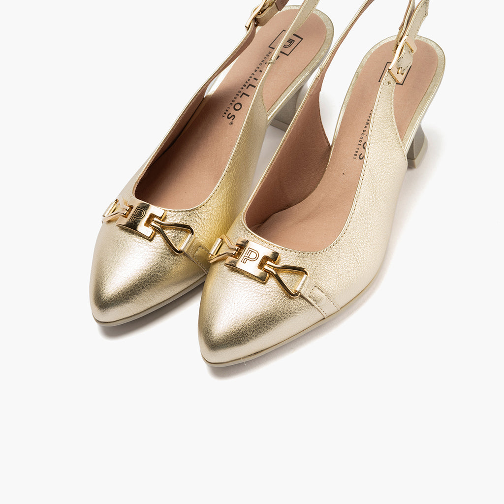 Zapato salón destalonado con tacón medio, con adorno y piel laminada Oro