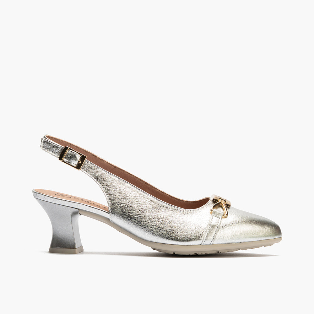 Zapato salón destalonado con tacón medio, con adorno y piel laminada Plata