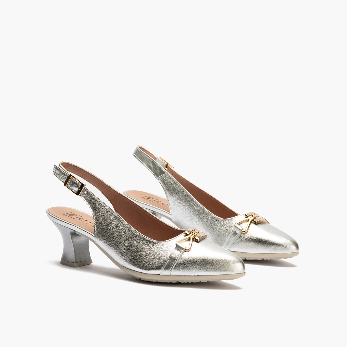 Zapato salón destalonado con tacón medio, con adorno y piel laminada Plata